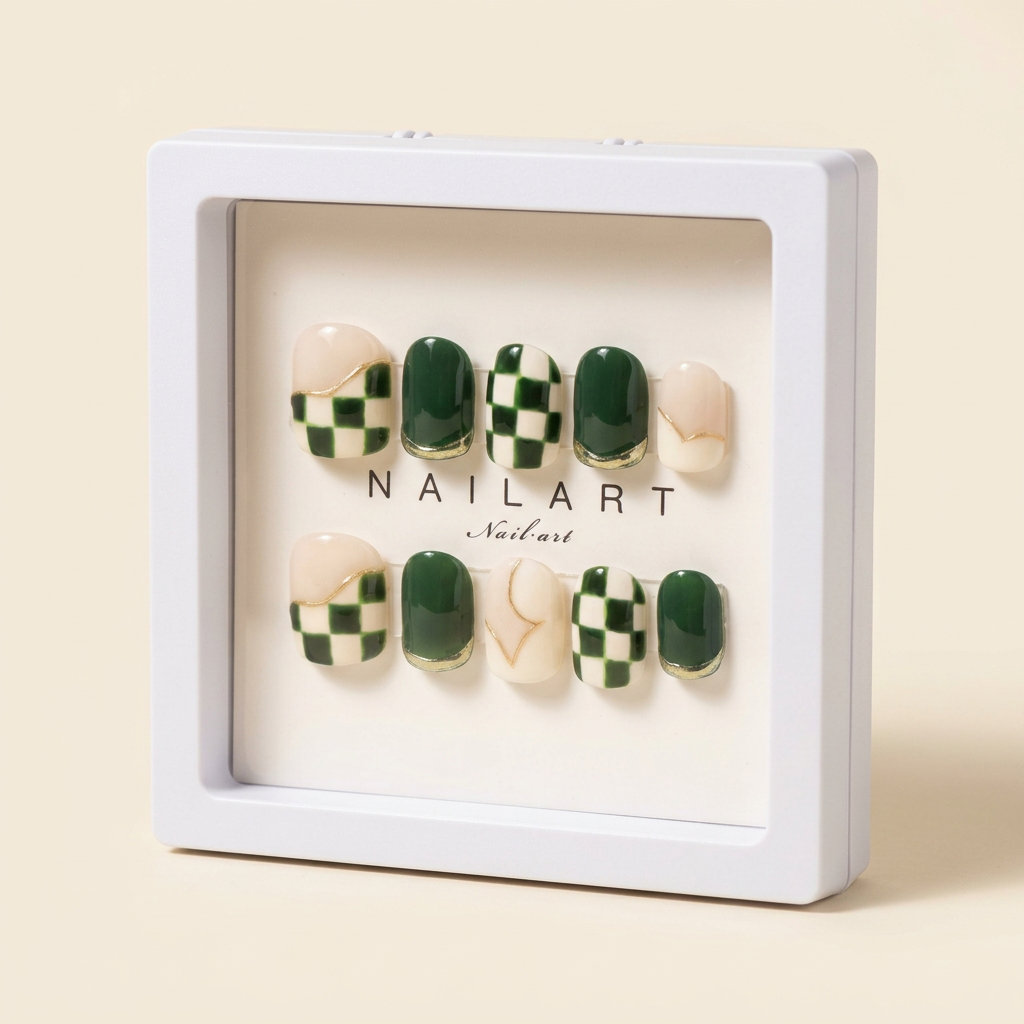 Vue de côté du coffret fermé, ongles verts et ivoire