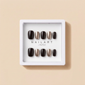 Ongles foncés et champagne dans le coffret du modèle